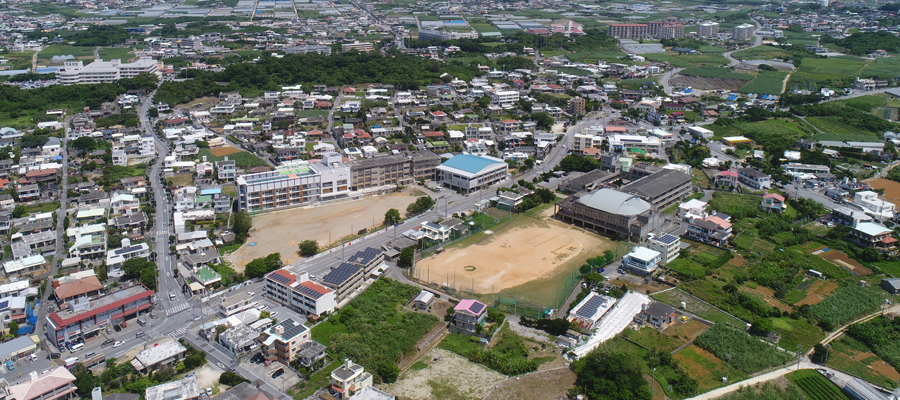 糸満市立兼城中学校の航空写真